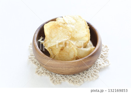 木製の器に入ったポテトチップス 132169853