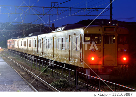 出区準備をする運用最終日の113系電車4両 出区準備をする運用最終日の113系電車4両 132169897