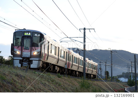 山陽本線を走る227系普通電車3両 山陽本線を走る227系普通電車3両 132169901