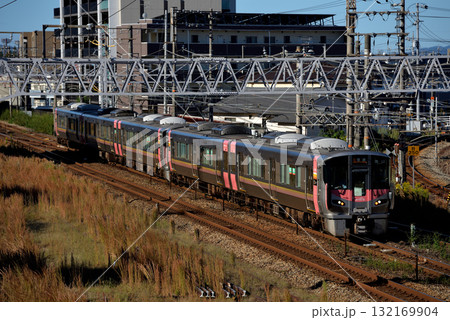 山陽本線を走る227系普通電車5両 山陽本線を走る227系普通電車5両 132169904