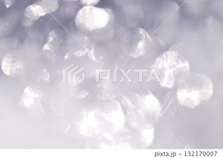 抽象的な光の背景装飾 銀色の幻想的な光のエフェクト 輝き 煌めき 丸ボケ 抽象的な光の背景装飾 銀色の幻想的な光のエフェクト 輝き 煌めき 丸ボケ 132170007