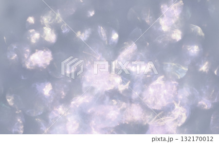 抽象的な光の背景装飾　銀色の幻想的な光のエフェクト　輝き　煌めき　丸ボケ 132170012