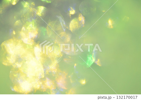 抽象的な光の背景装飾 木漏れ日のような幻想的な光のエフェクト 輝き 煌めき 丸ボケ 抽象的な光の背景装飾 木漏れ日のような幻想的な光のエフェクト 輝き 煌めき 丸ボケ 132170017