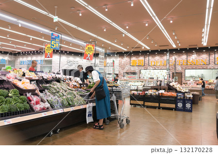10月・新鮮な野菜の商品棚 10月・新鮮な野菜の商品棚 132170228