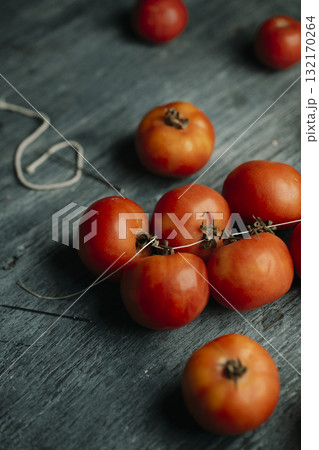 bunch of ripe Spanish tomates de colgar 132170264