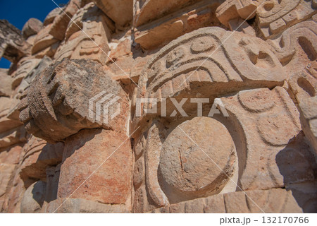 カーバ遺跡－マヤ文明の石造建築 132170766