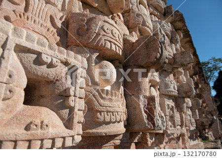 カーバ遺跡－マヤ文明の石造建築 132170780