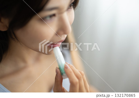 リップクリームを塗る若い女性 132170865