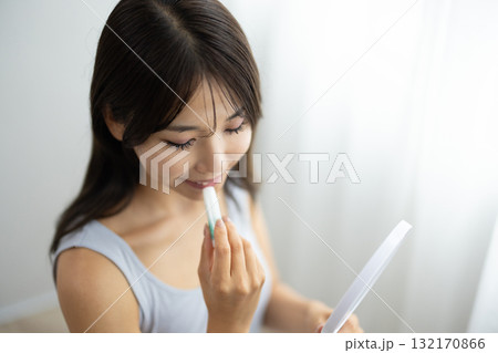 リップクリームを塗る若い女性 リップクリームを塗る若い女性 132170866