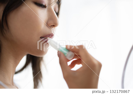 リップクリームを塗る若い女性 132170867