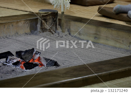 囲炉裏で家族団欒 132171240