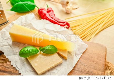パルミジャーノレッジャーノとペコリーノ・ロマーノ パルミジャーノレッジャーノとペコリーノ・ロマーノ 132171257