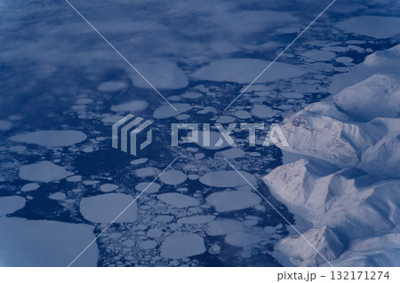 グリーンランド　フィヨルド、流氷 132171274