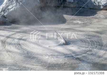 大地の芸術－別府・坊主地獄 132171308