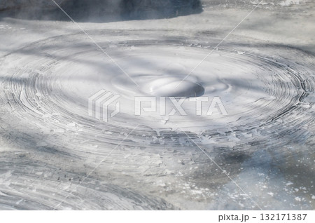 大地の芸術－別府・坊主地獄 132171387