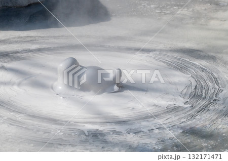 大地の芸術－別府・坊主地獄 132171471