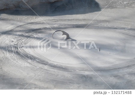 大地の芸術－別府・坊主地獄 132171488