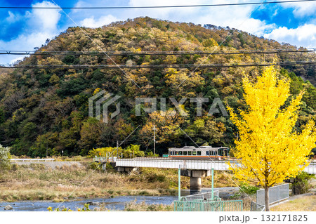 晩秋の姫新線　佐用川の鉄橋を渡る播磨新宮駅行き普通列車1　兵庫県佐用郡佐用町 132171825