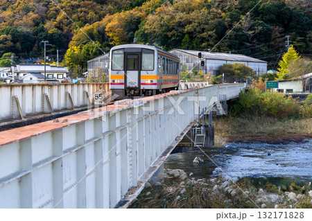 晩秋の姫新線　佐用川の鉄橋を渡る作用駅行き普通列車1　兵庫県佐用郡佐用町 132171828