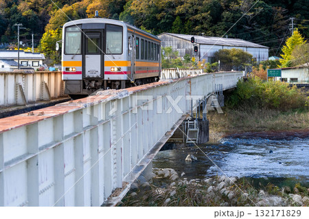晩秋の姫新線 佐用川の鉄橋を渡る作用駅行き普通列車2 兵庫県佐用郡佐用町 晩秋の姫新線 佐用川の鉄橋を渡る作用駅行き普通列車2 兵庫県佐用郡佐用町 132171829