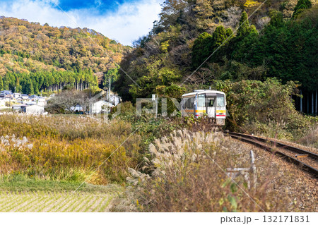 晩秋の姫新線　ススキと紅葉の中を行く作用駅行き普通列車2　兵庫県佐用郡佐用町 132171831