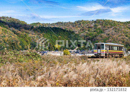 晩秋の姫新線　ススキの穂がなびく向こうを走る津山駅行き普通列車1　兵庫県佐用郡佐用町 132171832
