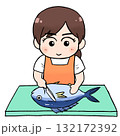 魚をさばく女性 132172392