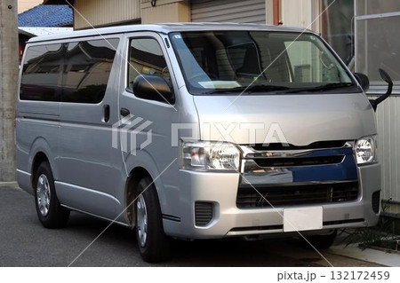 駐車場に停めたバン(トヨタ ハイエース 5代目） 132172459