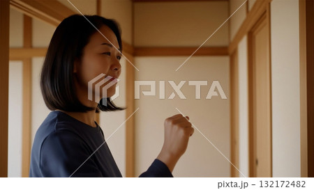 ドアをノックする女性 132172482