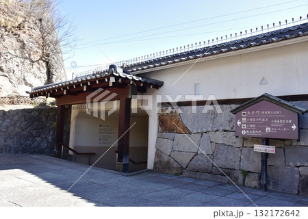 長野県　小諸城三の門前の塀と小諸観光案内道しるべ 132172642