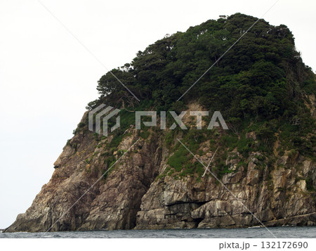 遊覧船より見た崖の小島 遊覧船より見た崖の小島 132172690