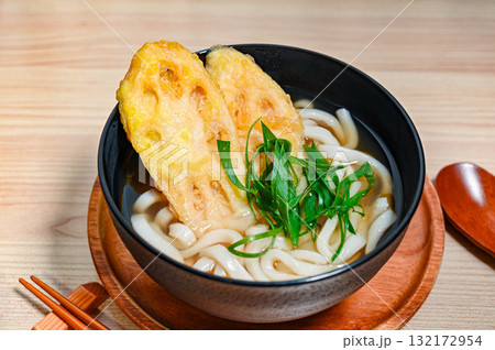 レンコンの天ぷらうどん 132172954