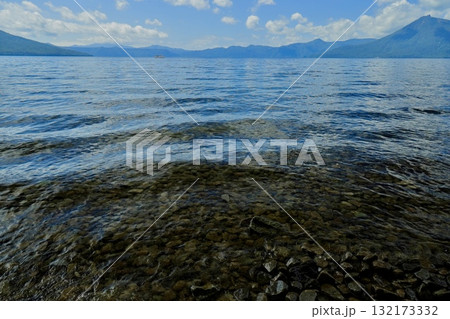 水底まで見える透明度の高い湖　支笏湖 132173332