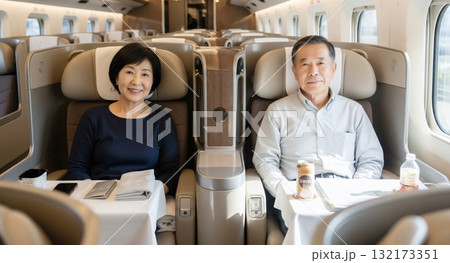 新幹線・グランクラス　シニアカップル 132173351