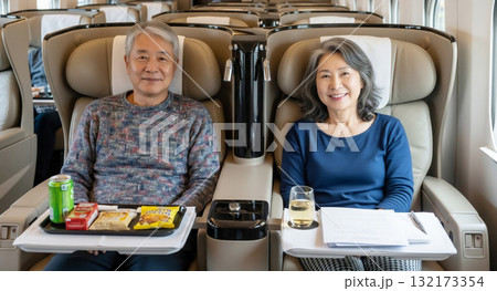 新幹線・グランクラス　シニアカップル 132173354