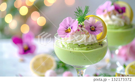 クリスマスのお祝いの前菜 エディブルフラワーを飾ったアボカドムース クリスマスのお祝いの前菜 エディブルフラワーを飾ったアボカドムース 132173372