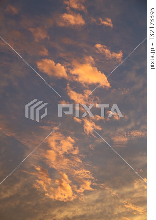 夕日に染まる雲 132173395