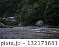 渓流沿いを走るローカル列車 132173681