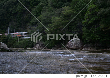 渓流沿いを走るローカル列車 132173681
