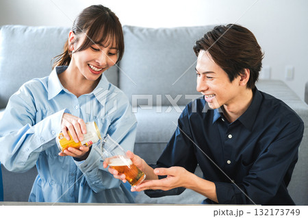 ビールを注ぐ女性 132173749