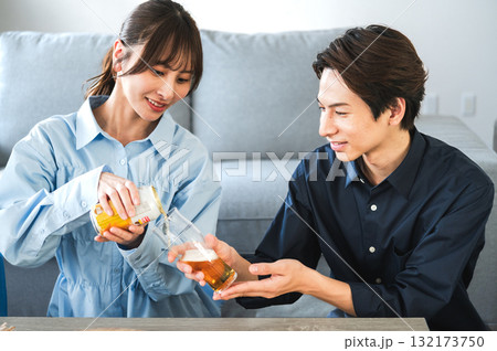 ビールを注ぐ女性 132173750