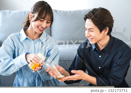 ビールを注ぐ女性 132173751