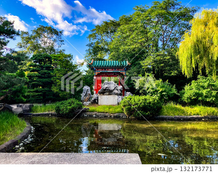 百合が原公園・瀋芳園(瀋陽市) 池と門 札幌市北区 新緑 百合が原公園・瀋芳園(瀋陽市) 池と門 札幌市北区 新緑 132173771