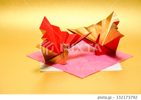 金色の背景に折り鶴 金色の背景に折り鶴 132173792