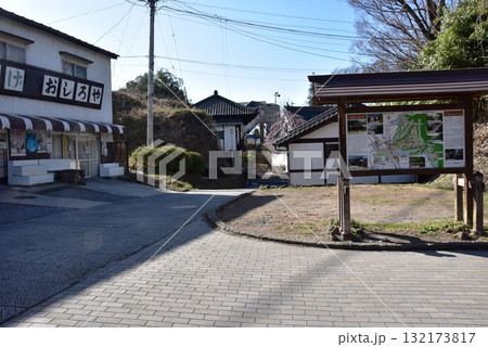 長野県　小諸城址懐古園案内板と土産物店 132173817