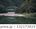 川面に映る鉄橋とローカル列車 132173819