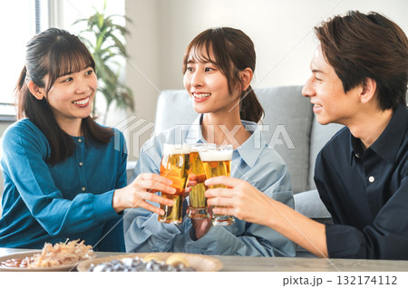 3人で乾杯する男女 3人で乾杯する男女 132174112