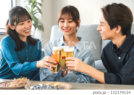 3人で乾杯する男女 132174114