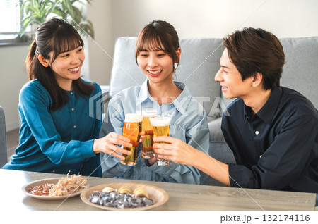 3人で乾杯する男女 132174116