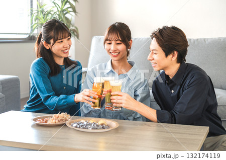 3人で乾杯する男女 3人で乾杯する男女 132174119